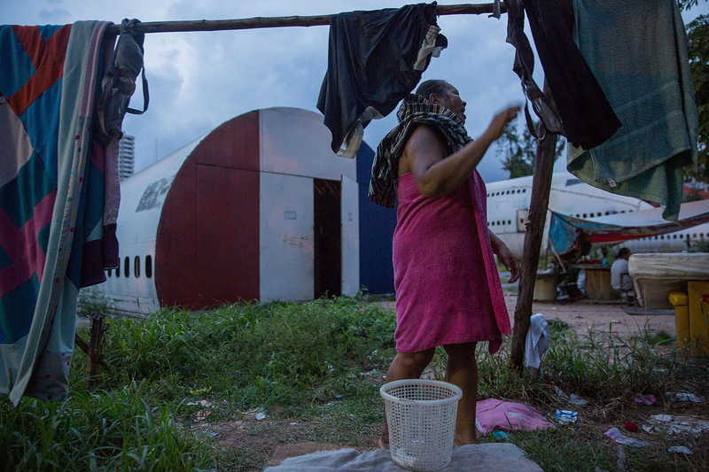 Illustration for article titled Bangkok's Homeless Are Turning These Decommissioned Airplanes Into Makeshift Homes